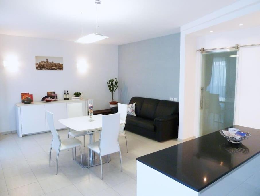 Modern & Strategic Apartment Siena Exterior foto